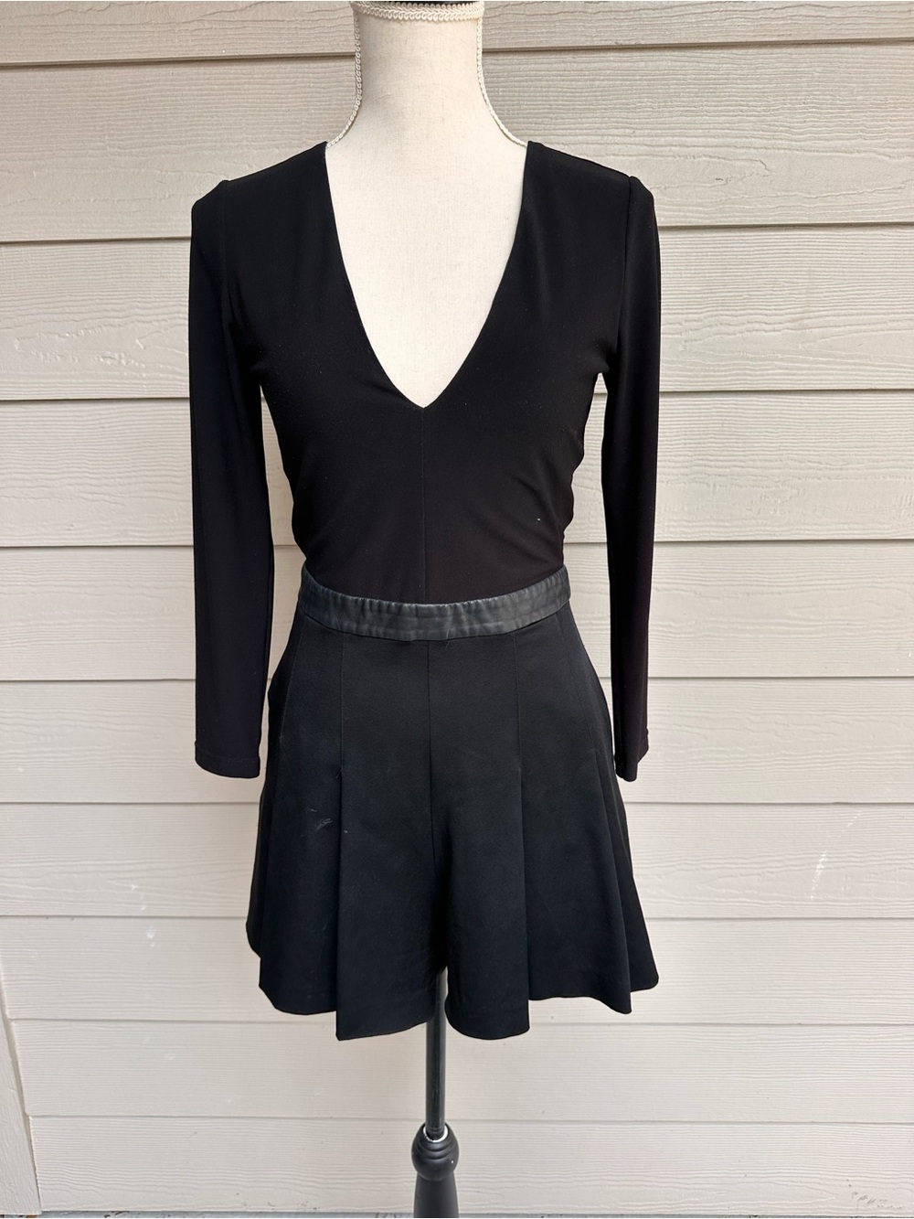 ALICE + OLIVIA Black Long Sleeve V-Neck Short Romper Playsuit Unsized (A12)